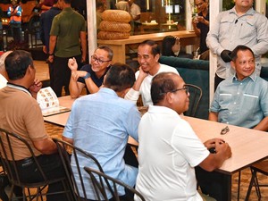 Jalan Kaki dari Hotel, Jokowi Nikmati Malam di Kafe-Sapa Warga Lampung Tengah