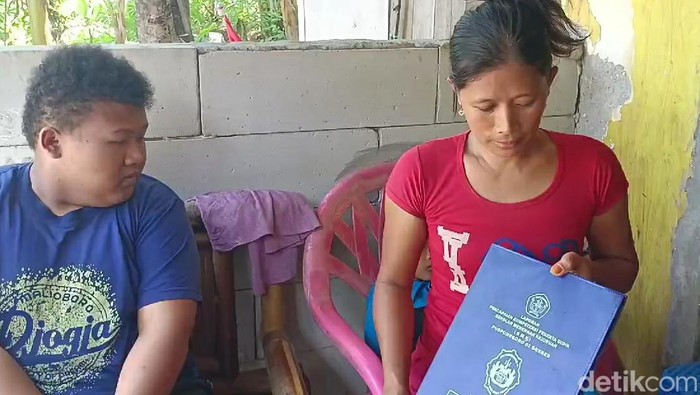 Nunung (40) yang tak bisa menebus ijazah dua anaknya karena tak punya biaya, ditemui di rumahnya di Kelurahan Pasarbatang, Brebes, Kamis (11/7/2024).