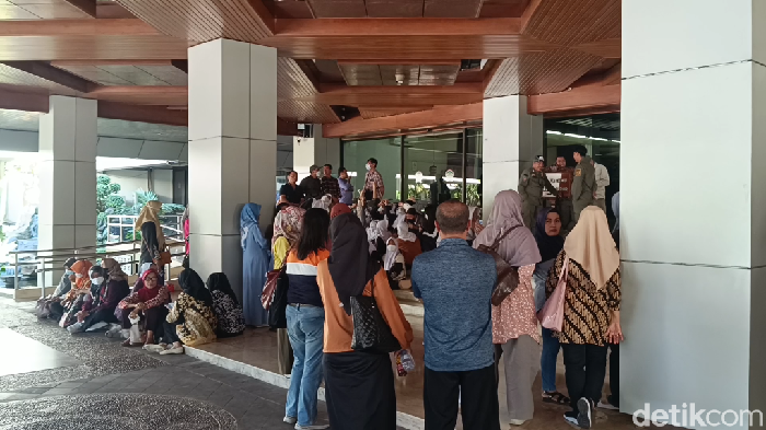 Orang tua peserta didik menggeruduk Kantor Gubernur Jateng terkait PPDB SMA, Kamis (11/7/2024).