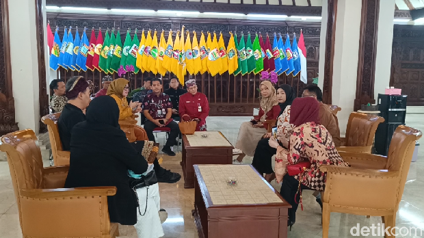 Orang tua peserta didik menggeruduk Kantor Gubernur Jateng terkait PPDB SMA, Kamis (11/7/2024).
