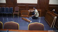 Pagar pembatas rusak saat para pendukung yang berdesakan-desakan untuk mendekat ke SYL.  