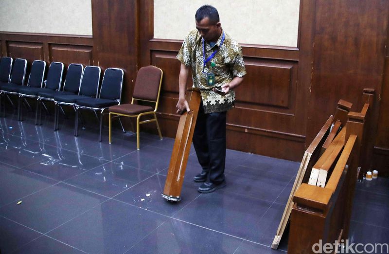 Petugas memeriksa kerusakan ruang sidang pasca vonis SYL di Tipikor, Jakarta, Kamis (11/7/2024). Kerusakan pada pagar ruang sidang itu dikarenakan banyaknya massa pendukung SYL saat sidang.