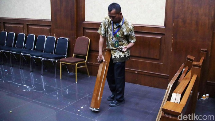 Pagar Pembatas Ruang Sidang Tipikor Rusak Usai Vonis SYL Petugas memeriksa kerusakan ruang sidang pasca vonis SYL di Tipikor, Jakarta, Kamis (11/7/2024). Kerusakan pada pagar ruang sidang itu dikarenakan banyaknya massa pendukung SYL saat sidang.