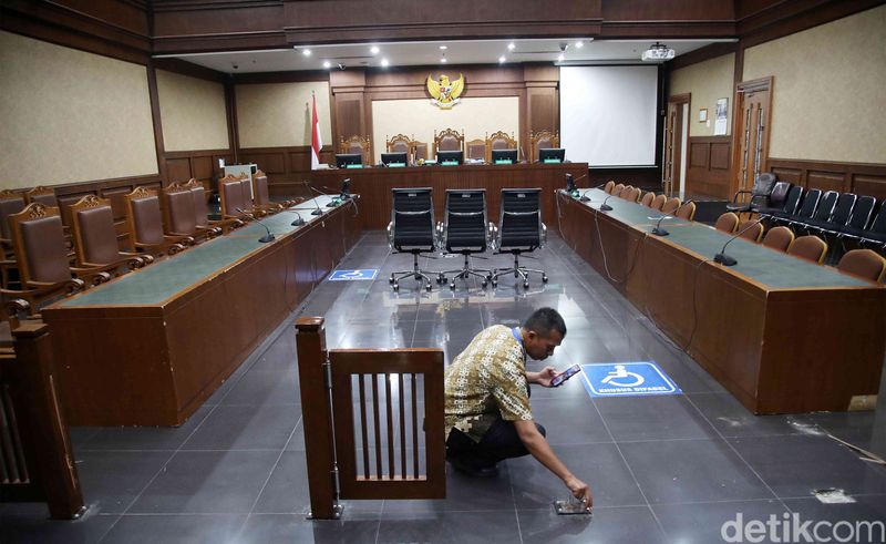 Petugas memeriksa kerusakan ruang sidang pasca vonis SYL di Tipikor, Jakarta, Kamis (11/7/2024). Kerusakan pada pagar ruang sidang itu dikarenakan banyaknya massa pendukung SYL saat sidang.