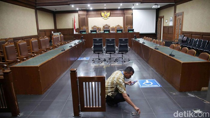 Pagar Pembatas Ruang Sidang Tipikor Rusak Usai Vonis SYL Petugas memeriksa kerusakan ruang sidang pasca vonis SYL di Tipikor, Jakarta, Kamis (11/7/2024). Kerusakan pada pagar ruang sidang itu dikarenakan banyaknya massa pendukung SYL saat sidang.