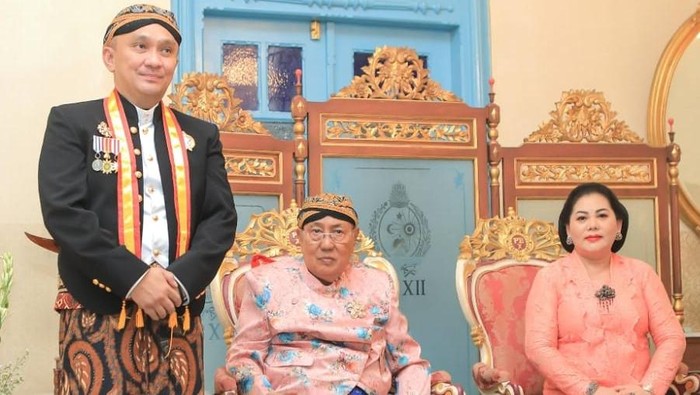 Pdm. Victor Rarung, M.Th bersama Raja Keraton Solo Sri Susuhunan Pakubuwana XIII dan Prameswari Dalem Gusti Kanjeng Ratu Pakoe Boewono. (dok. istimewa).