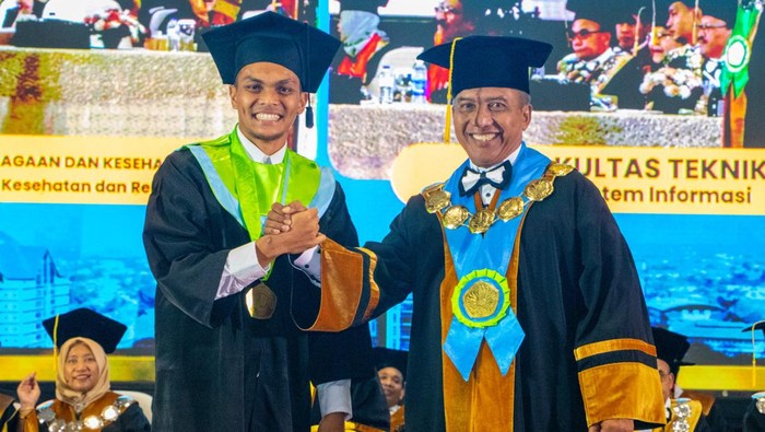 Pemain Timnas Rachmat Irianto diwisuda. Unesa langsung tawarkan beasiswa S2.