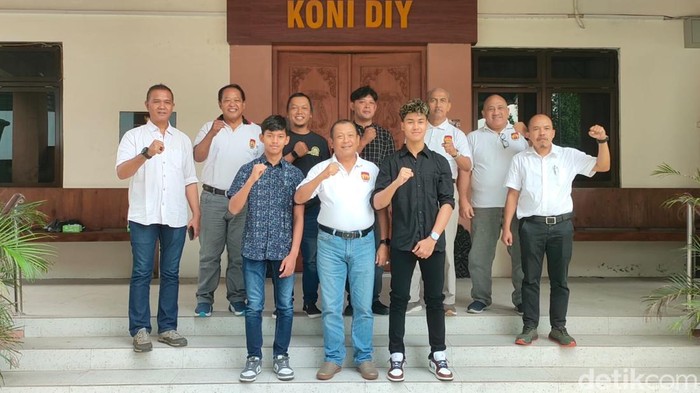 Pembalap Veda Ega Pratama dan Aldi Satya Mahendra bersama Satgas PON DIY di Kantor KONI DIY, Kamis (11/7/2024).