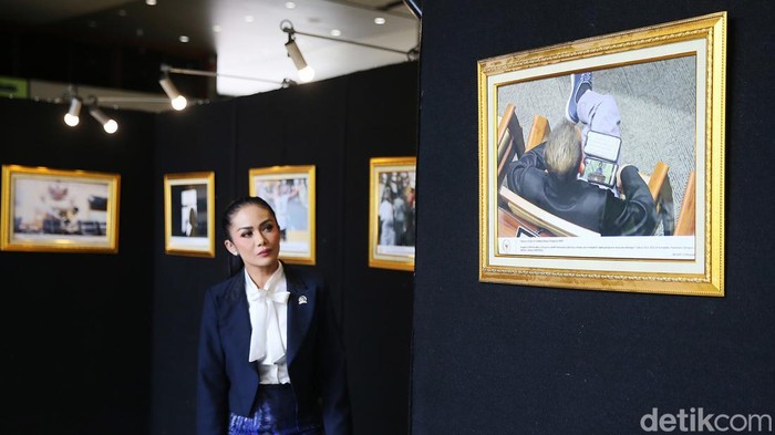 Anggota DPR RI Kris Dayanti melihat foto yang dipamerkan pada pameran foto jurnalistik Warna-Warni Parlemen di Lobby Nusantara II, Kompleks Parlemen, Senayan, Jakarta, Kamis (11/7/2024). Pameran yang diikuti oleh 30 fotografer dari berbagai media dan fotogfer parlemen bertajuk Legacy Parlemen 2019 - 2024 ini menghadirkan 100 foto kilas perjalanan DPR dalam 5 tahun terakhir periode 2019-2024, mulai dari pelantikan, sepak terjang hingga suasana legislasi pada Waktu sekitar 3 tahun menghadapi pandemi Covid-19.