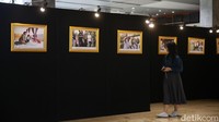 Pengunjung melihat-lihat foto yang dipamerkan di Gedung Nusantara II, Senayan, Jakarta.