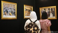 Pengunjung berkeliling untuk melihat foto-foto yang dipamerkan.