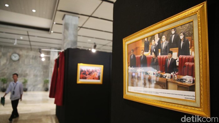 Pemeran Foto Kilas Perjalanan DPR 2019-2024 Anggota DPR RI Kris Dayanti melihat foto yang dipamerkan pada pameran foto jurnalistik Warna-Warni Parlemen di Lobby Nusantara II, Kompleks Parlemen, Senayan, Jakarta, Kamis (11/7/2024). Pameran yang diikuti oleh 30 fotografer dari berbagai media dan fotogfer parlemen bertajuk Legacy Parlemen 2019 - 2024 ini menghadirkan 100 foto kilas perjalanan DPR dalam 5 tahun terakhir periode 2019-2024, mulai dari pelantikan, sepak terjang hingga suasana legislasi pada Waktu sekitar 3 tahun menghadapi pandemi Covid-19.