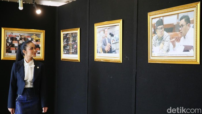 Pemeran Foto Kilas Perjalanan DPR 2019-2024 Anggota DPR RI Kris Dayanti melihat foto yang dipamerkan pada pameran foto jurnalistik Warna-Warni Parlemen di Lobby Nusantara II, Kompleks Parlemen, Senayan, Jakarta, Kamis (11/7/2024). Pameran yang diikuti oleh 30 fotografer dari berbagai media dan fotogfer parlemen bertajuk Legacy Parlemen 2019 - 2024 ini menghadirkan 100 foto kilas perjalanan DPR dalam 5 tahun terakhir periode 2019-2024, mulai dari pelantikan, sepak terjang hingga suasana legislasi pada Waktu sekitar 3 tahun menghadapi pandemi Covid-19.