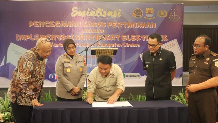Penandatanganan implementasi sertifikat elektronik oleh Kantor Pertanahan Kabupaten Cirebon
