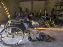 Perajin di Sukoharjo Produksi Kursi Roda Adaptif Standar WHO