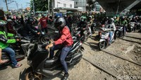 Pemkot Jakarta Pusat mengkaji penutupan perlintasan sebidang di kawasan ini untuk pejalan kaki sementara untuk kendaraan motor akan ditutup.