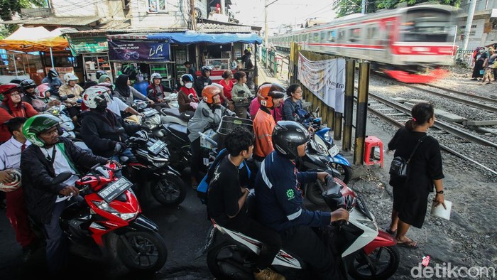 Perlintasan Sebidang KA di Kawasan Roxy Bakal Ditutup Perlintasan sebisang kereta api di kawasan roxy rencananya akan ditutup. Hal ini dilakukan karena kerap membahayakan warga saat melintas.