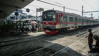 Meski kerap membahayakan namun perlintasan ini ramai dilalui oleh warga sekitar.