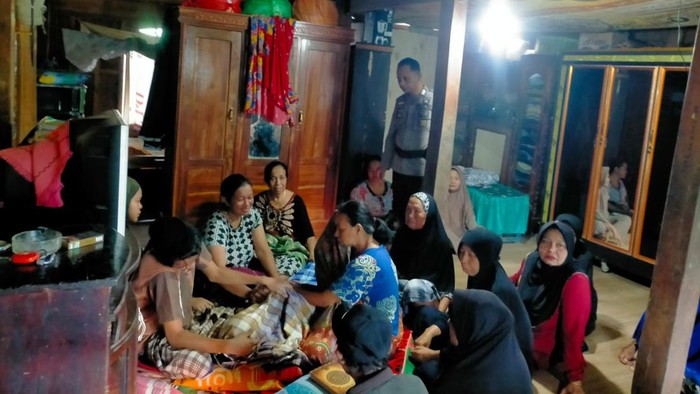 Personel Polsek Kajang saat mendatangi rumah korban tewas diduga kesetrum jerat babi berarus listrik di kebun milik warga.