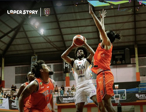 Pertandingan antara Bali United Basketball dengan Pelita Jaya Jakarta di GOR Merpati Denpasar, 30 Juni 2024.
