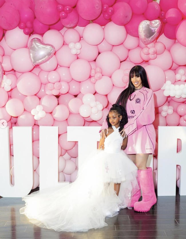 Kulture, anak pertama duo rapper Cardi B dan Offset, genap berusia enam tahun belum lama ini. Sebuah pesta kecil tapi mewah bertema white-pink digelar untuk merayakan momen spesial teresbut. (Foto: Instagram/@iamcardib)