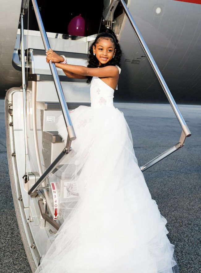 Momen putri Cardi B bersiap menaiki jet pribadi yang akan membawa mereka ke Paris. (Foto: Instagram/@iamcardib)