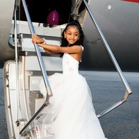 Momen putri Cardi B bersiap menaiki jet pribadi yang akan membawa mereka ke Paris. (Foto: Instagram/@iamcardib)