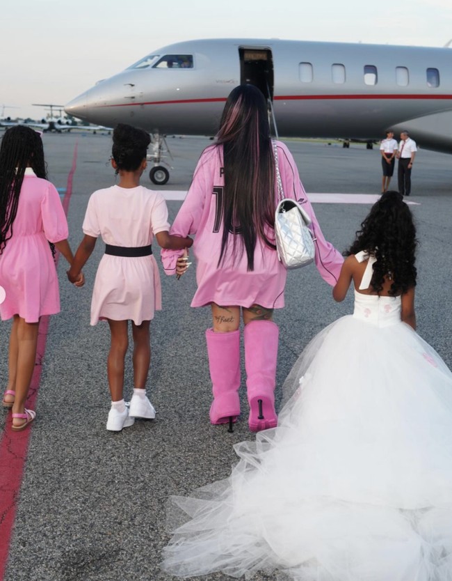 Cardi B juga memboyong teman Kulture serta putri Offset dari hubungan terdahulu. (Foto: Instagram/@iamcardib)