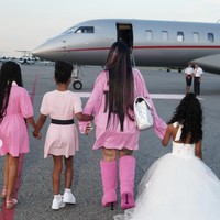 Cardi B juga memboyong teman Kulture serta putri Offset dari hubungan terdahulu. (Foto: Instagram/@iamcardib)