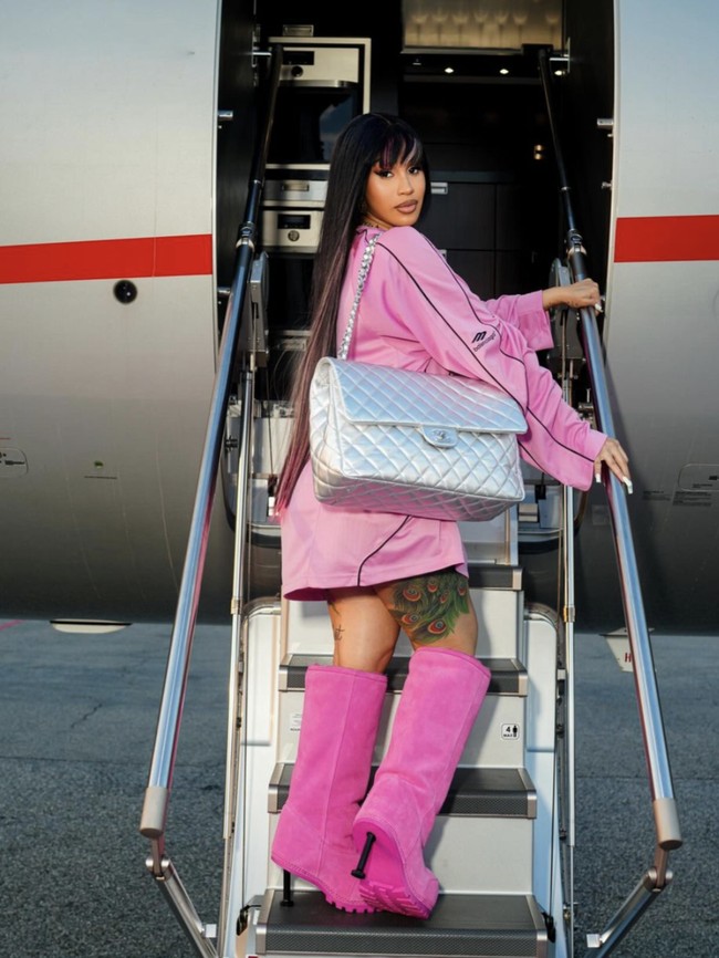 Cardi B tampil mencolok dengan tren pantless. Pelantun WAP ini memakai segala sesuatu serba besar, mulai dari oversized pink sweater, boots, hingga tas klasik Chanel berwarna silver. (Foto: Instagram/@iamcardib)