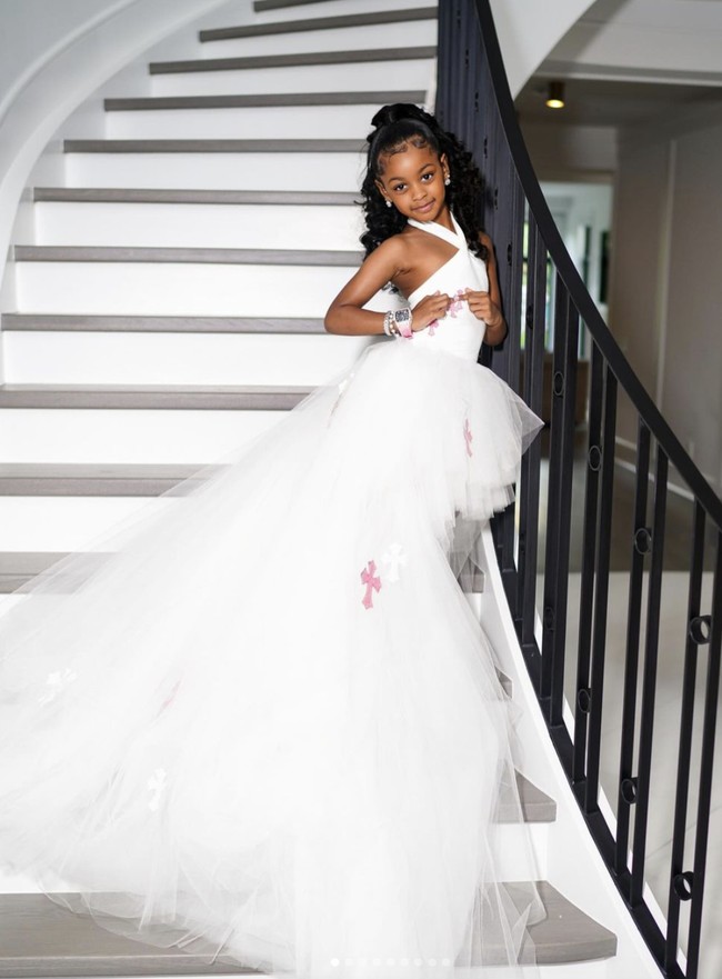 Penampilan Kulture bak putri negeri dongeng. Ia memakai gaun putih halter-neck dengan train (ekor) berbahan tulle yang dramatis. (Foto: Instagram/@iamcardib)