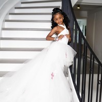 Penampilan Kulture bak putri negeri dongeng. Ia memakai gaun putih halter-neck dengan train (ekor) berbahan tulle yang dramatis. (Foto: Instagram/@iamcardib)