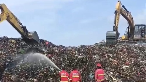 Petugas damkar memadamkan api saat kebakaran TPA Suwung di Kota Denpasar, Bali,  Kamis (11/7/2024) siang. (Foto: Istimewa)