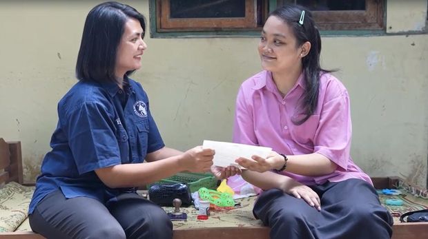 Petugas Polres Bantul mendatangi kediaman pemohon SKCK yang merupakan penyandang disabilitas.