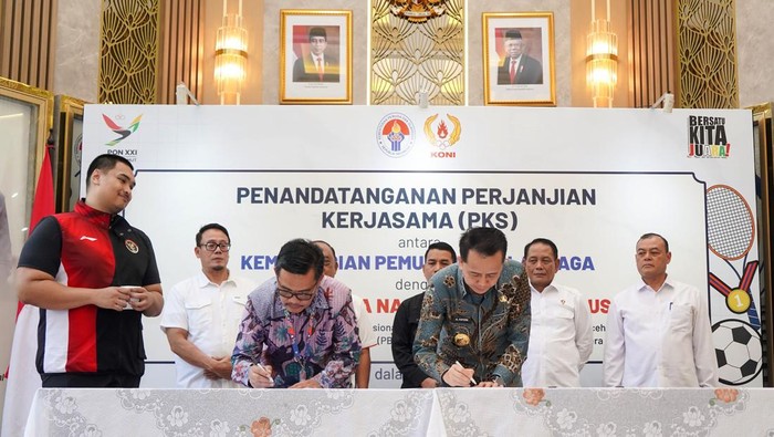 Pj Gubsu Agus Fatoni menandatangani kerja sama dengan Kemenpora dalam rangka penyelenggaraan PON XXI Aceh-Sumut 2024 di Kantor Kemenpora, Jakarta, Kamis (11/7/2024).