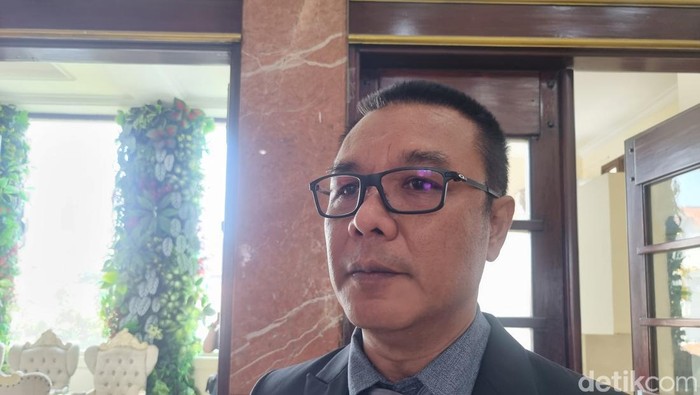 Plt Kadis Kominfo Surabaya M Fikser menjelaskan soal pembatasan akses internet demi tangkal judi online.