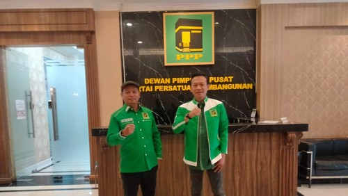 Plt Ketua DPW PPP Bali Idy Muzayyad (kiri) bersama Plt Sekretaris DPW PPP Bali M Thobahul Aftoni (kanan) menyerahkan surat keberatan pemecatan pengurus DPW PPP Bali di kantor DPP PPP, Jakarta, Rabu (10/7/2024). (Foto: Dok. DPW PPP Bali)
