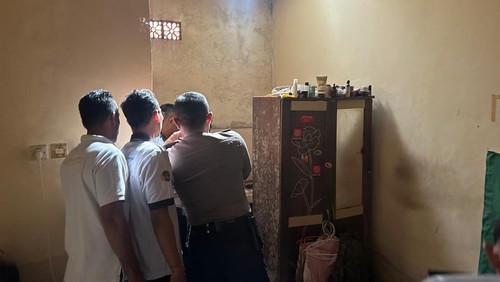Korban YA tergeletak di sudut ruang kamar kosnya setelah melakukan percobaan bunuh diri dengan menyayat pergelangan tangannya, Rabu (10/7/2024). (foto : Dok Polsek Klungkung).