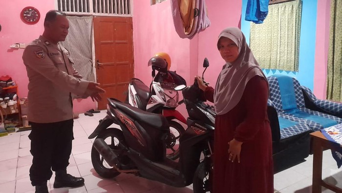 Polisi dan pemilik motor menunjukkan motor curian yang telah dikembalikan pelaku di rumah pemilik motor, Sentolo, Kulon Progo, Rabu (10/7).