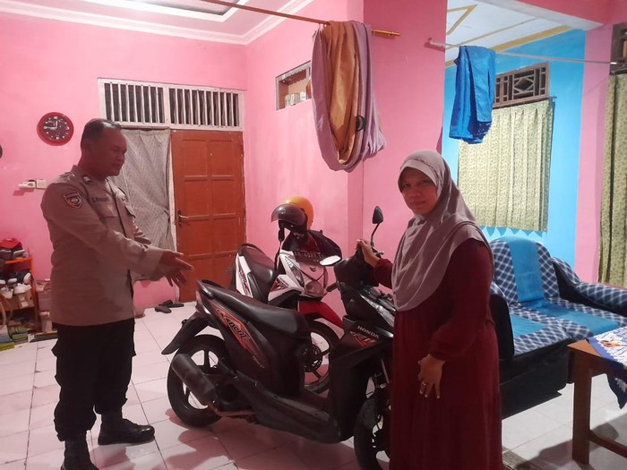 Polisi dan pemilik motor menunjukkan motor curian yang telah dikembalikan pelaku di rumah pemilik motor, Sentolo, Kulon Progo, Rabu (10/7).