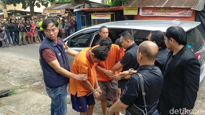 Polisi melakukan olah rekonstruksi kasus pembunuhan pegawai koperasi yang jazadnya dicor.