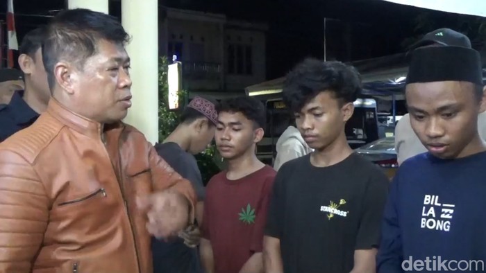 Polisi menangkap 4 pelaku penyerangan warung makan di Makassar.