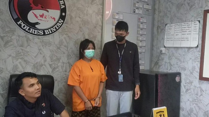 Polisi mengamankan seorang perempuan yang menyelundupkan sabu dalam makanan sotong ke Lapas.(Foto: Dok Satresnarkoba Polres Bintan)