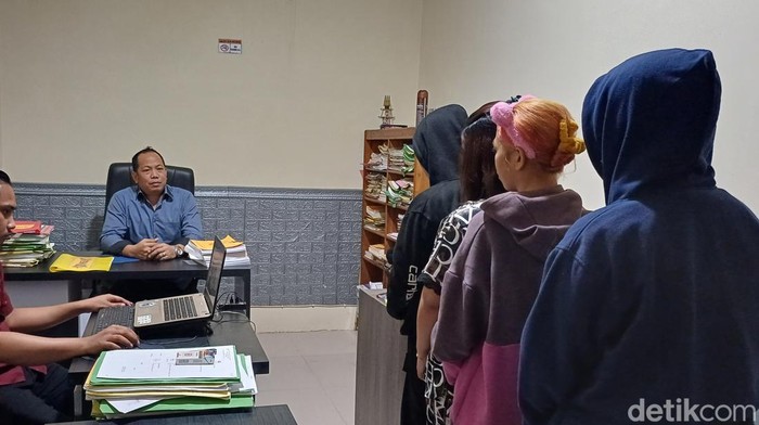 Polisi tangkap muncikari dan 4 PSK di Barru.  Muhammad Subhan/detiksulsel