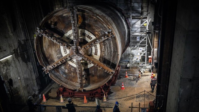 Potret Bor Raksasa yang Bikin Terowongan Jalur MRT HI-Kota Pekerja mengecek mesin bor terowongan (tunnel boring machine) pembangunan jalur MRT Jakarta fase 2A CP 203 di terowongan bawah tanah Stasiun Kota, Jakarta, Kamis (11/7/2024). PT MRT Jakarta (Perseroda) per 25 Juni 2024, mencatat progres pembangunan paket CP 201 (Stasiun Bundaran HI-Monas) mencapai 78,5 persen, sementara CP 202 (Stasiun Harmoni-Sawah Besar-Mangga Besar) 32,2 persen dan CP 203 (Stasiun Mangga Besar-Kota) 57,89 persen. ANTARA FOTO/Bayu Pratama S./rwa.