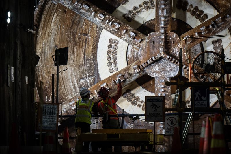 Pekerja mengecek mesin bor terowongan (tunnel boring machine) pembangunan jalur MRT Jakarta fase 2A CP 203 di terowongan bawah tanah Stasiun Kota, Jakarta, Kamis (11/7/2024). PT MRT Jakarta (Perseroda) per 25 Juni 2024, mencatat progres pembangunan paket CP 201 (Stasiun Bundaran HI-Monas) mencapai 78,5 persen, sementara CP 202 (Stasiun Harmoni-Sawah Besar-Mangga Besar) 32,2 persen dan CP 203 (Stasiun Mangga Besar-Kota) 57,89 persen. ANTARA FOTO/Bayu Pratama S./rwa.