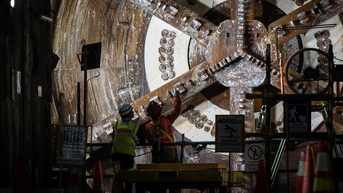 Pekerja mengecek mesin bor terowongan (tunnel boring machine) pembangunan jalur MRT Jakarta fase 2A CP 203 di terowongan bawah tanah Stasiun Kota, Jakarta, Kamis (11/7/2024). PT MRT Jakarta (Perseroda) per 25 Juni 2024, mencatat progres pembangunan paket CP 201 (Stasiun Bundaran HI-Monas) mencapai 78,5 persen, sementara CP 202 (Stasiun Harmoni-Sawah Besar-Mangga Besar) 32,2 persen dan CP 203 (Stasiun Mangga Besar-Kota) 57,89 persen. ANTARA FOTO/Bayu Pratama S./rwa.