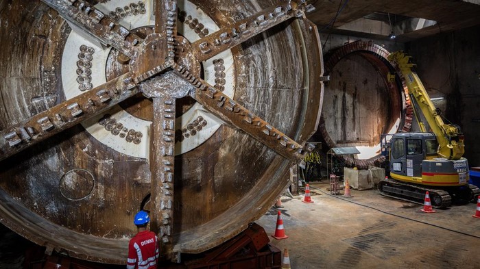 Potret Bor Raksasa yang Bikin Terowongan Jalur MRT HI-Kota Pekerja mengecek mesin bor terowongan (tunnel boring machine) pembangunan jalur MRT Jakarta fase 2A CP 203 di terowongan bawah tanah Stasiun Kota, Jakarta, Kamis (11/7/2024). PT MRT Jakarta (Perseroda) per 25 Juni 2024, mencatat progres pembangunan paket CP 201 (Stasiun Bundaran HI-Monas) mencapai 78,5 persen, sementara CP 202 (Stasiun Harmoni-Sawah Besar-Mangga Besar) 32,2 persen dan CP 203 (Stasiun Mangga Besar-Kota) 57,89 persen. ANTARA FOTO/Bayu Pratama S./rwa.
