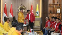 Tak berselang lama, Ketum Golkar Airlangga Hartarto dan Kaesang Pangarep tiba di ruang pertemuan lantai 3. Keduanya terlihat berjabat tangan.