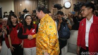 Terlihat sejumlah pengurus DPP PSI datang mengenakan rompi merah bertuliskan Circle K, Kaesang Pangarep. 